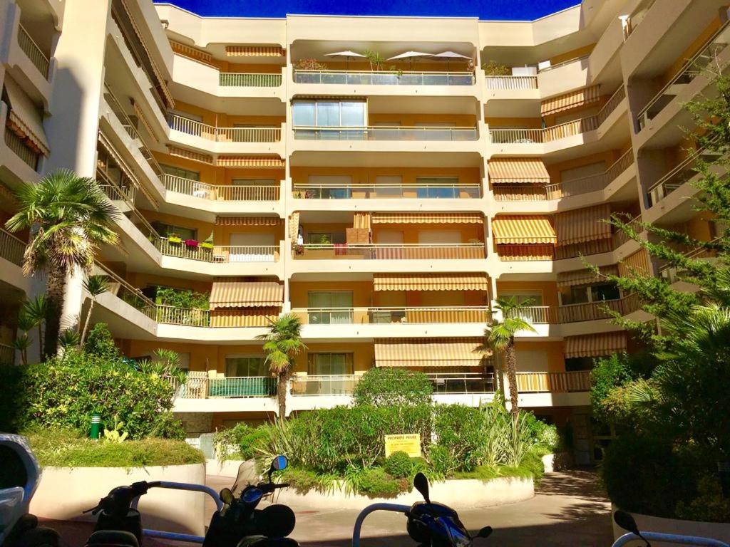 蒙特卡罗Princess Palace Larvotto Beach Monte-Carlo的停在大楼前的两辆摩托车
