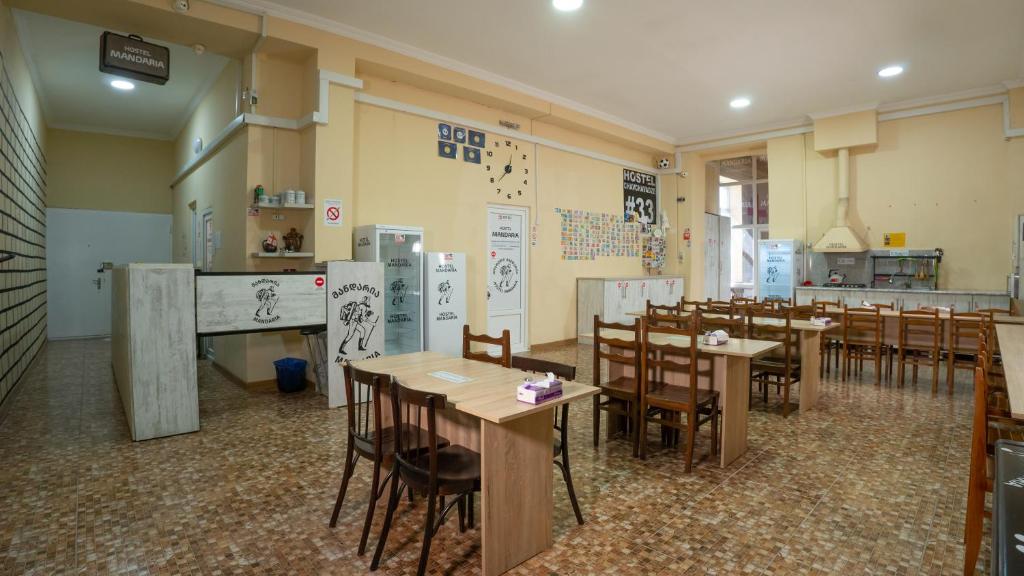 库塔伊西Hostel Mandaria的一间在房间内配有桌椅的餐厅