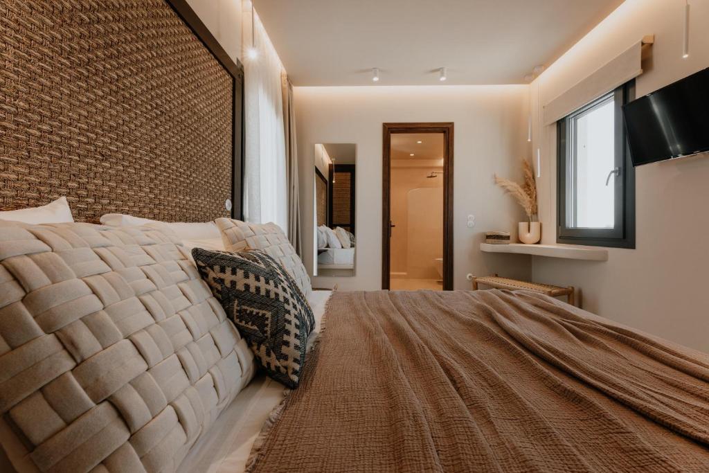布拉卡ONYM Curated Villas的一间卧室设有一张大床和一个大窗户