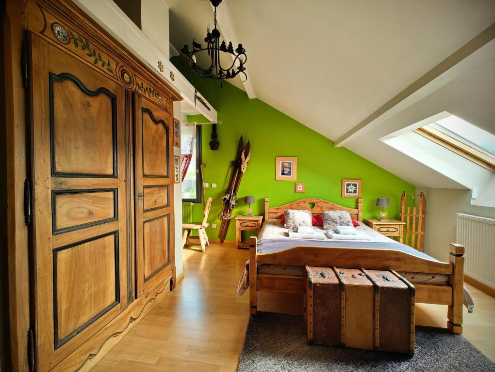 蒙梅利扬Le Belvédère : chambres et table d'hôtes的一间卧室设有一张床和绿色的墙壁