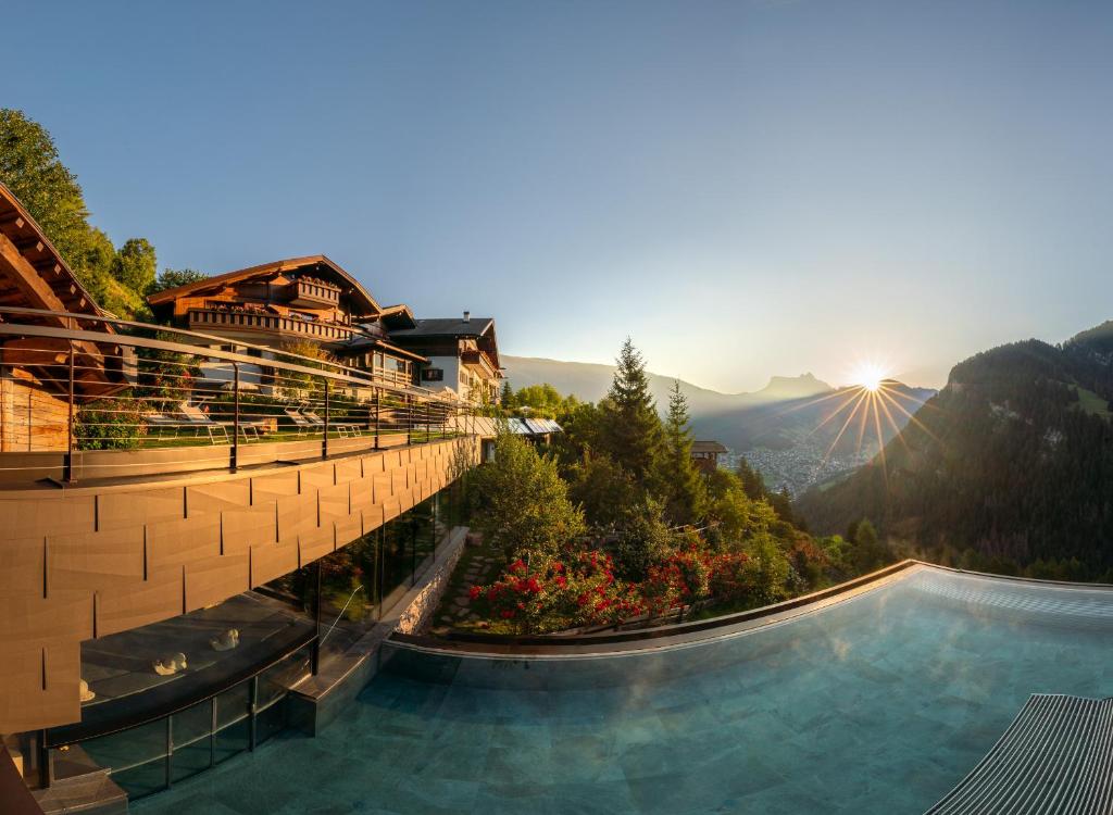 奥蒂塞伊夏姆霍特尔乌利霍夫 - 杜尔酒店的背景为游泳池和山脉的酒店