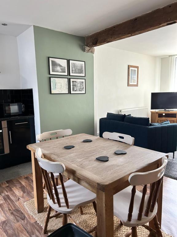 赖厄德Cadwgan House的客厅配有一张木桌和椅子