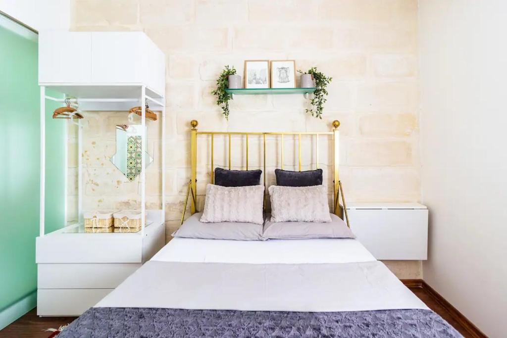 科斯皮夸Gallo House的一间卧室配有带白色床单和枕头的床。