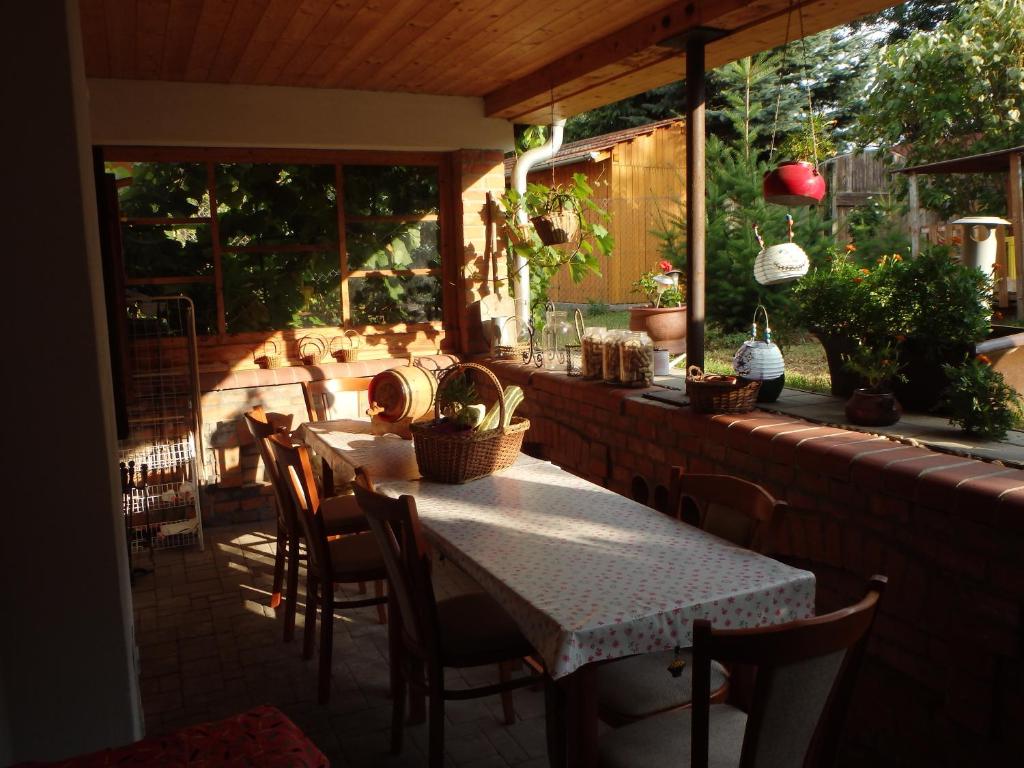 摩拉瓦新村Penzion Vlasta的庭院设有桌椅。