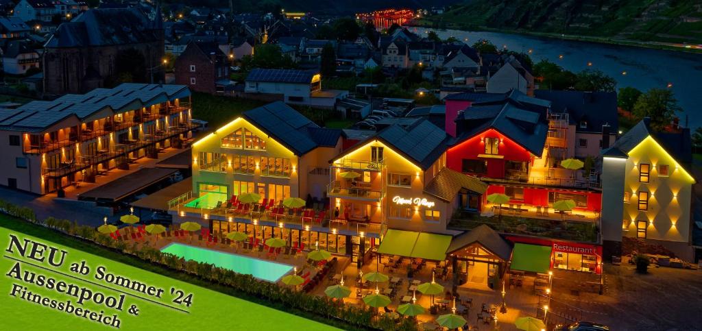 埃伦茨-波尔特斯多夫Mosel Village Resort的建筑的模型,灯火在上面