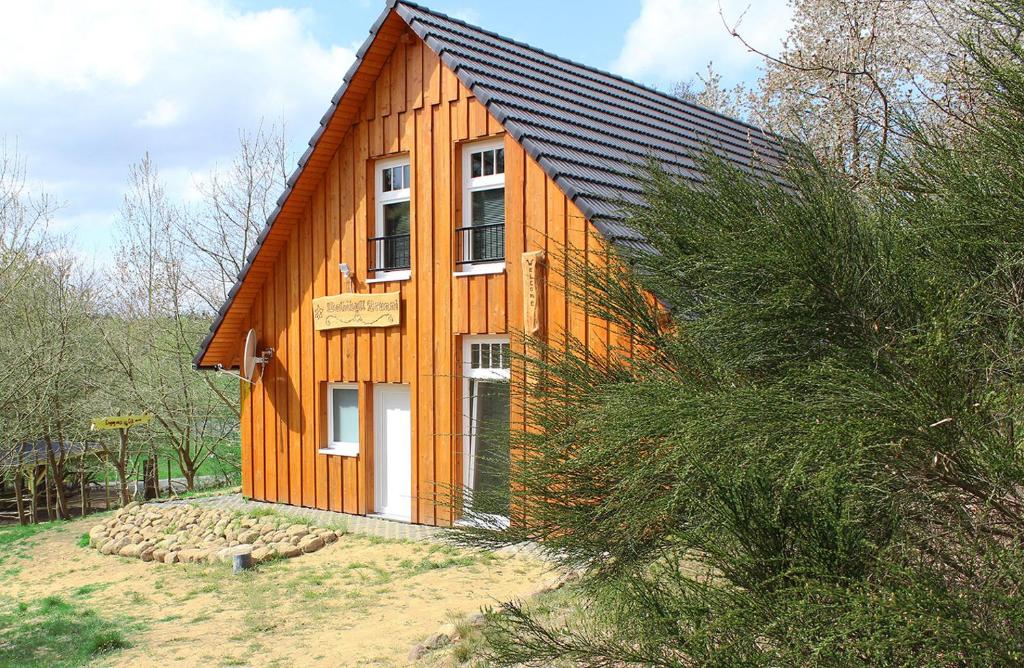 马尔洛Ferienhaus "Waldidyll Brunni"的一间小木房子,设有 ⁇ 盖屋顶