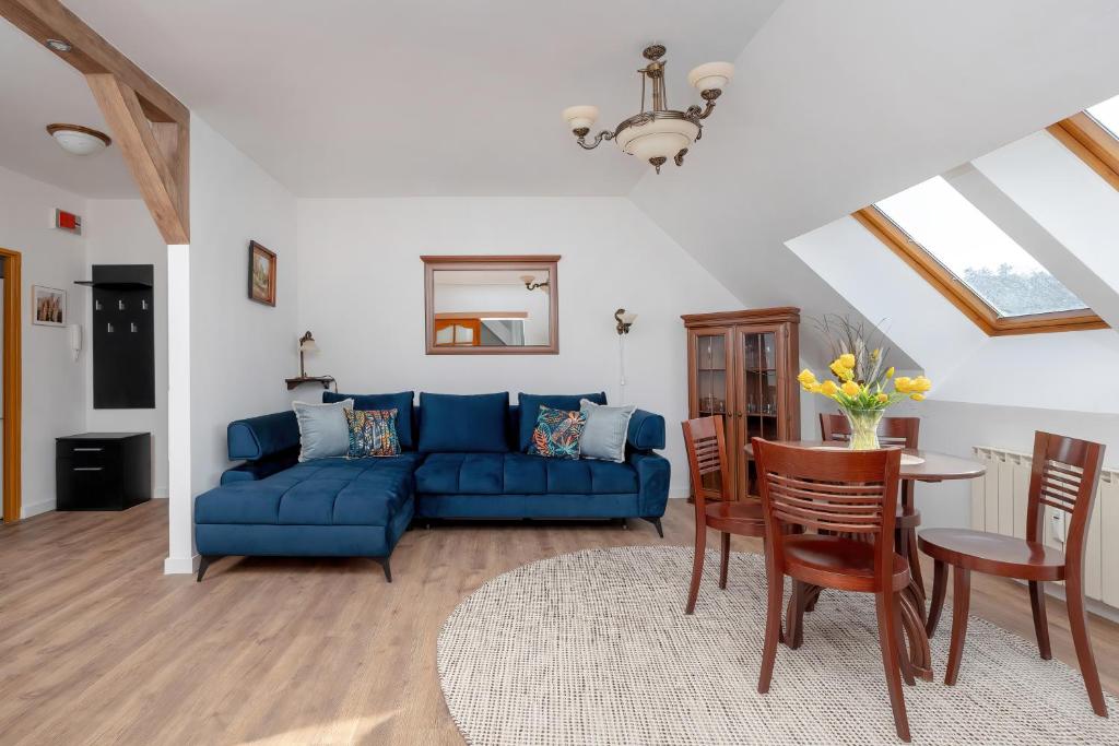 米兹多洛杰Deluxe Apartments Turystyczna by Renters的客厅配有蓝色的沙发和桌子