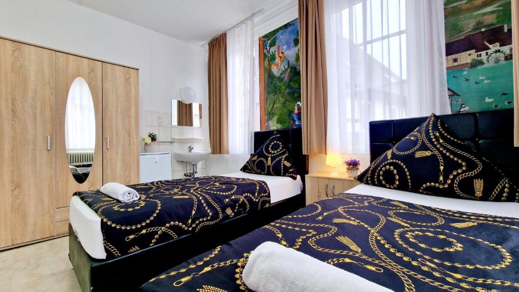 布劳博伊伦Zur Schönen Lau- Monteurzimmer的酒店客房设有两张床和窗户。