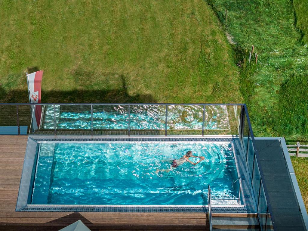 德弗雷根谷地圣雅各布坦德勒酒店的在大型游泳池游泳的人