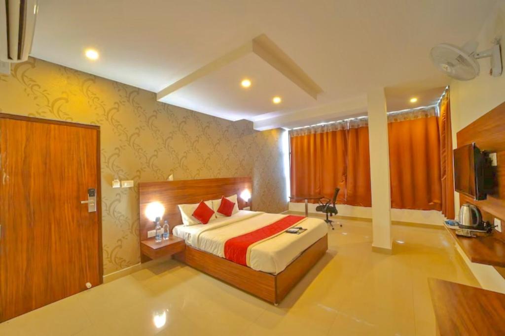 耶拉汉卡Aero Hotel的一间卧室,卧室内配有一张大床