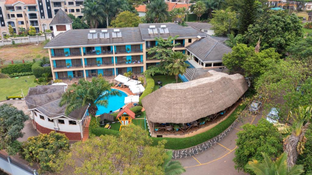 坎帕拉海豚套房酒店的享有带游泳池的大房子的空中景致