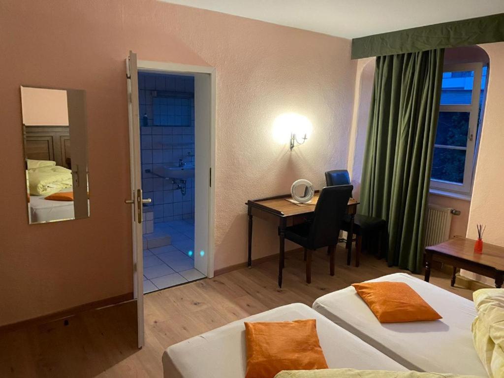 萨勒河畔哈雷AM RATSHOF的一间酒店客房,一间设有一张床和一张书桌