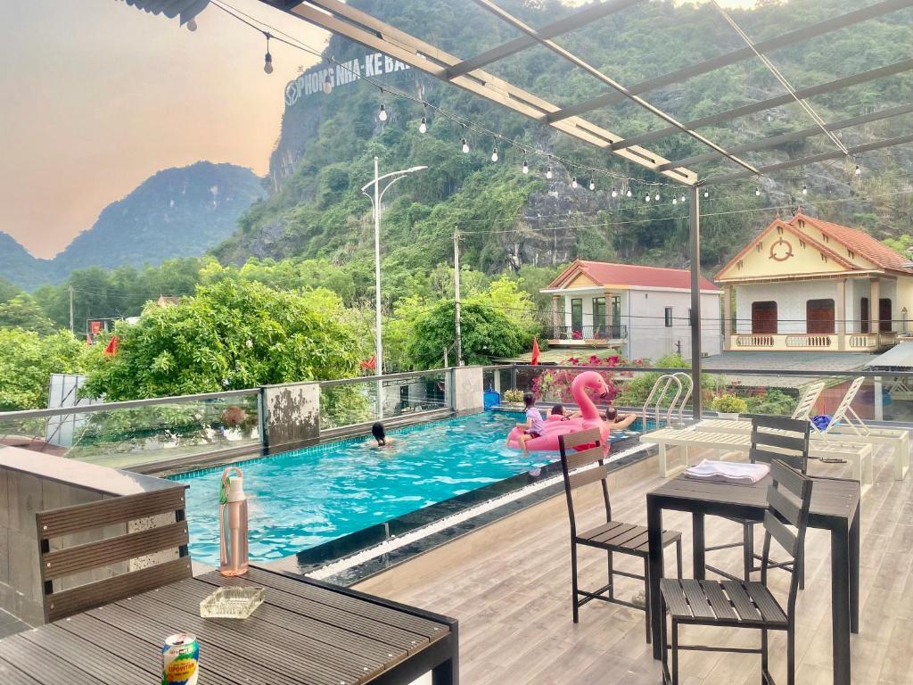 峰牙Phong Nha - Tien's Cozy Homestay的山景阳台,带游泳池