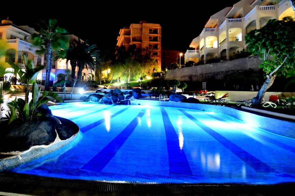 圣米格尔德阿沃纳GOLF PARK Resort的夜间带蓝色灯光的大型游泳池