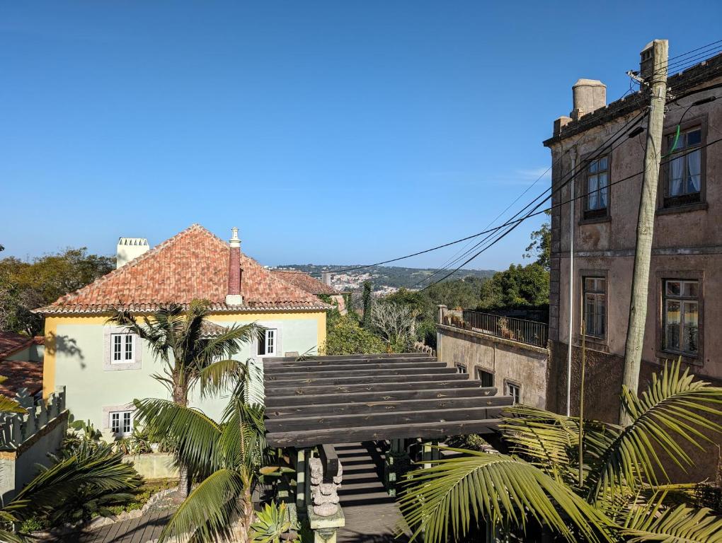 辛特拉Casa Do Carmo - Castle Views!的通往一座有建筑的古老建筑的楼梯