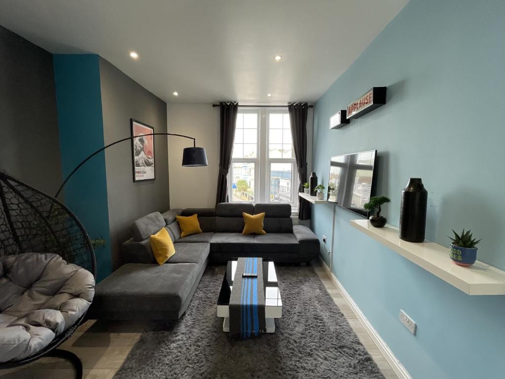 马盖特Modern Sea View Apartment的客厅配有沙发和桌子