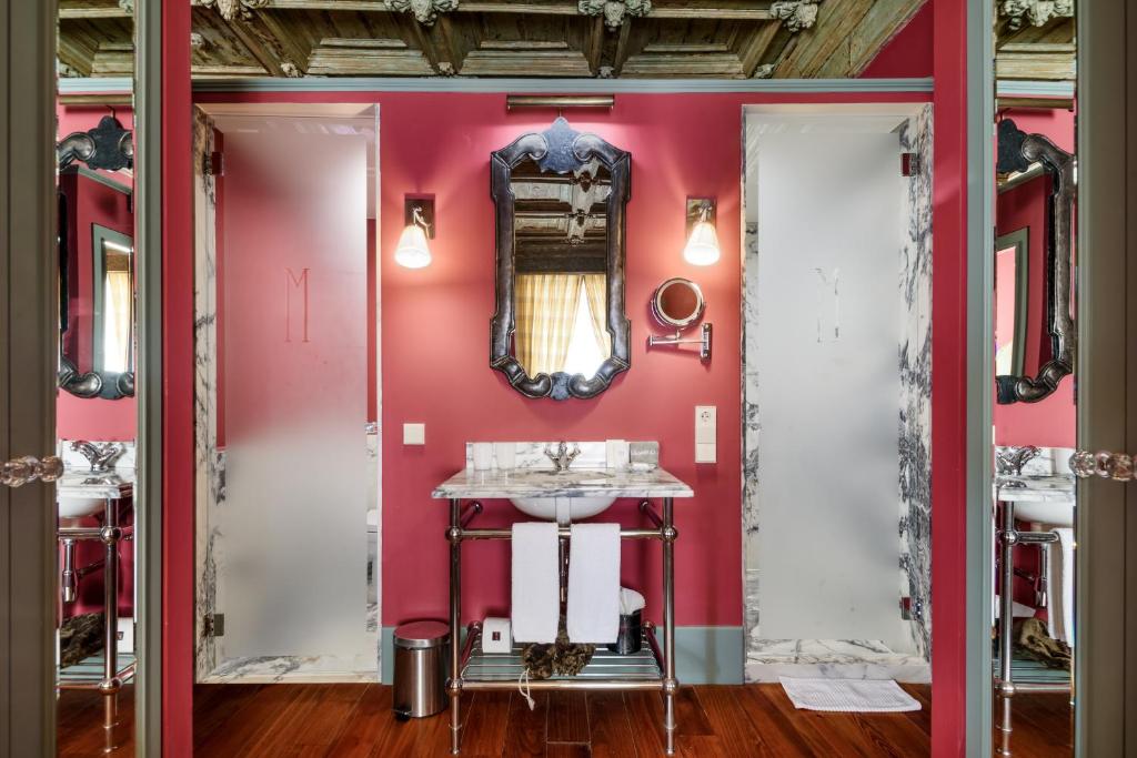 波尔图波尔图M私宅酒店的一间带粉色墙壁和水槽的浴室