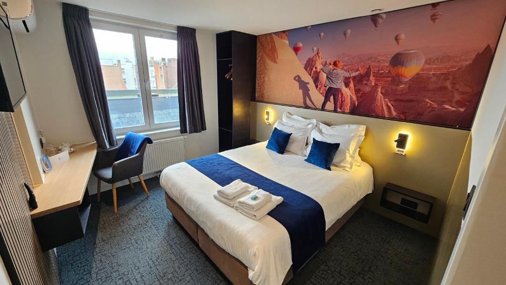 穆斯克龙Elberg Hotel & Apartments的酒店客房设有一张床,墙上挂有绘画作品