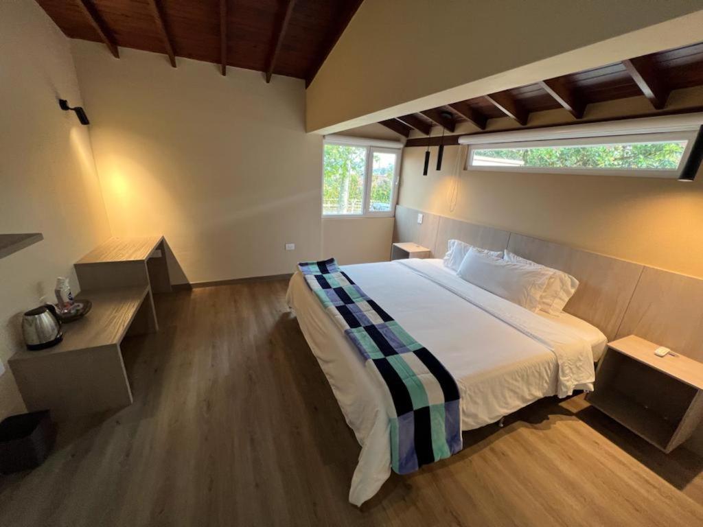 里奥内格罗Hotel & Golf Isak Aeropuerto的一间卧室设有一张大床和一个窗户。