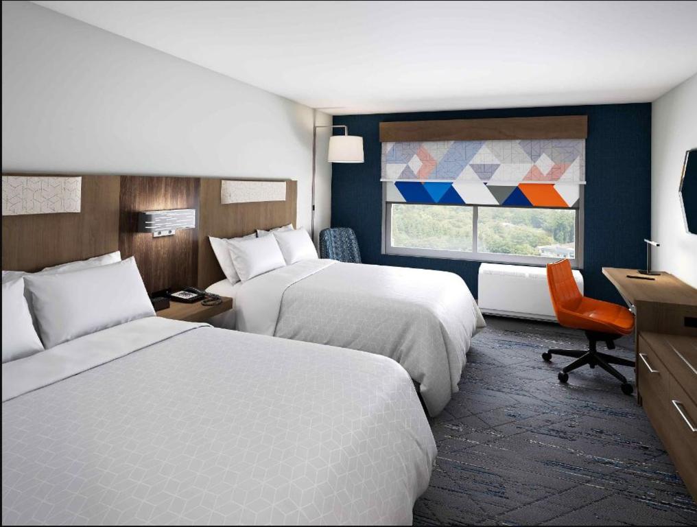 科珀斯克里斯蒂Holiday Inn Express Corpus Christi - Beachfront, an IHG Hotel的酒店客房设有两张床和窗户。