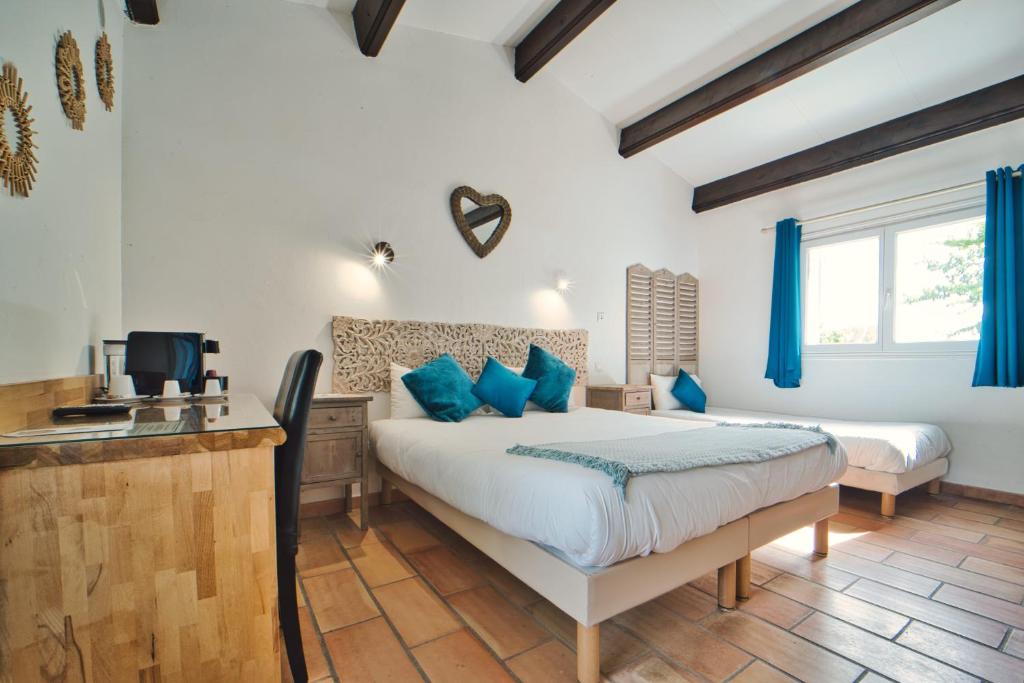 圣马迪拉莫卡拉布恩农场酒店的一间卧室配有一张带蓝色枕头的床