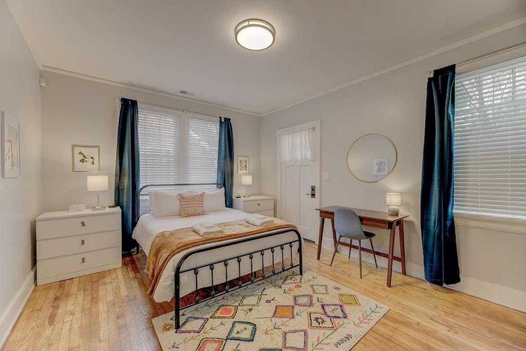 哥伦比亚The Douglas Apartment的一间卧室配有一张床、一张桌子和一张书桌