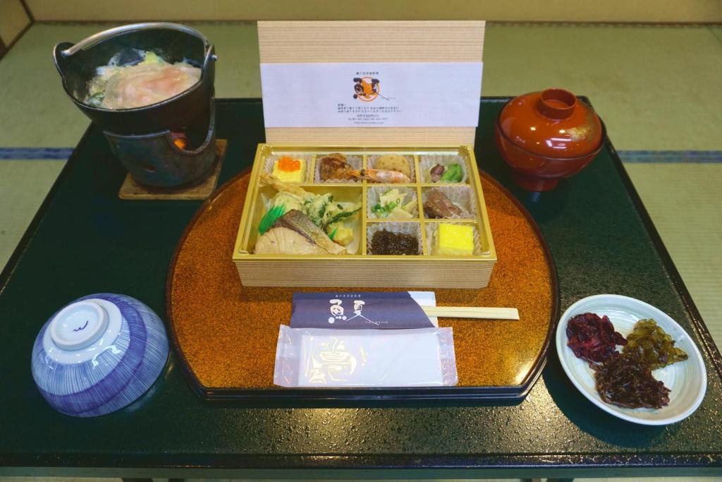 伊喜末HOTEL GREEN PLAZA SHODOSHIMA - Vacation STAY 46464v的桌上放着一盒食物的托盘