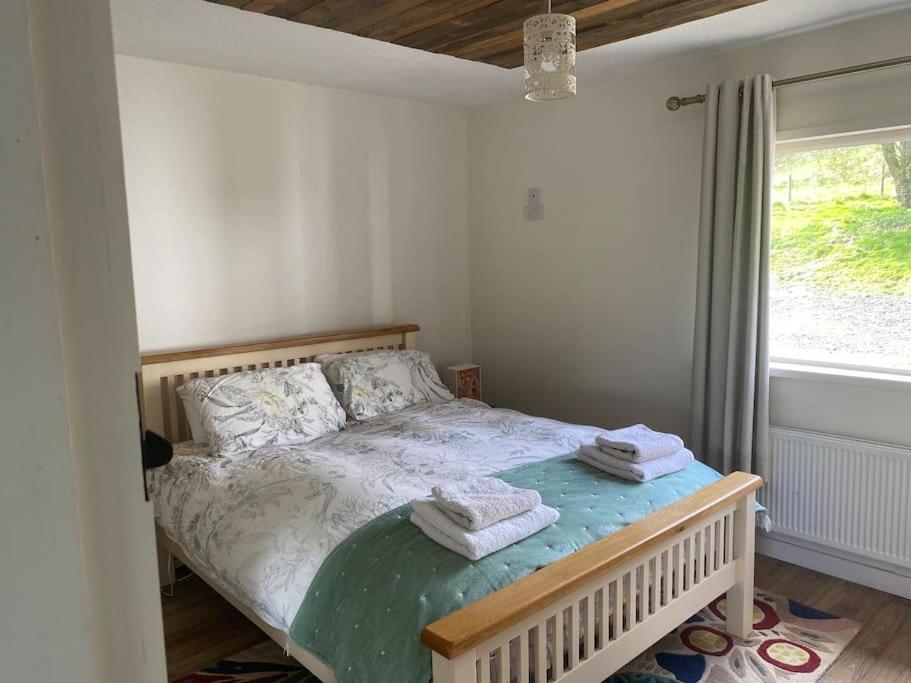 卡文The Lodge-Cozy and serene home的一间卧室配有带毛巾的床