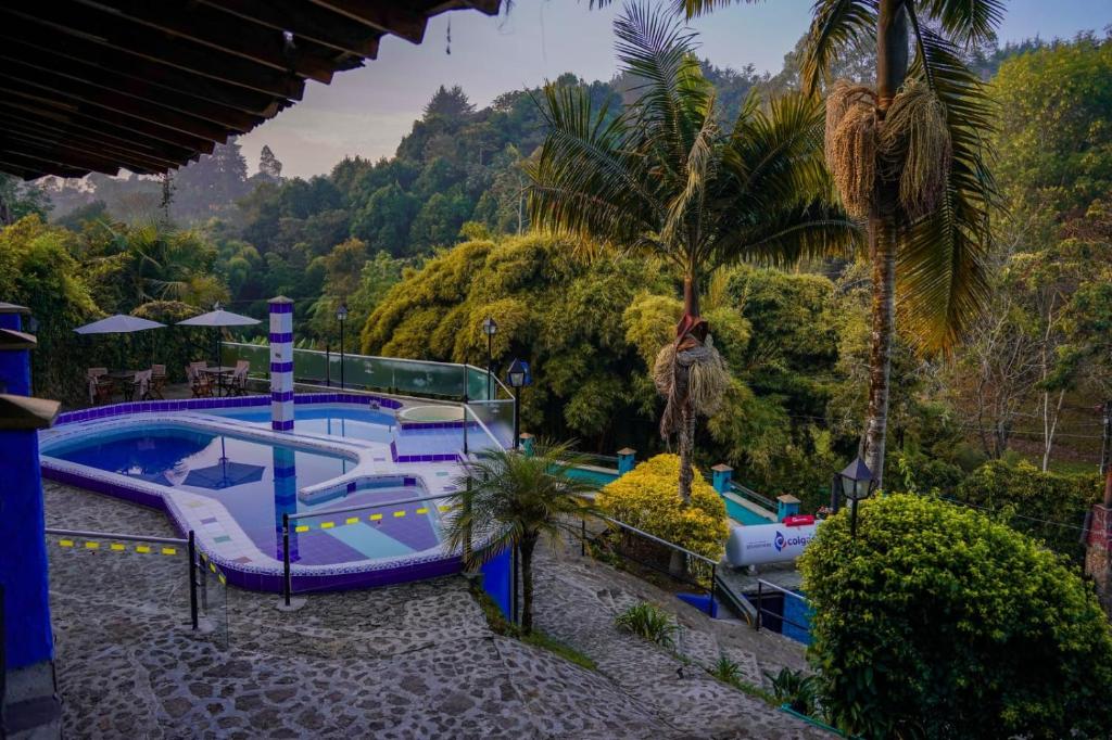 里奥内格罗FINCA HOTEL SANTO TOMAS REAL的度假村的游泳池,带滑梯