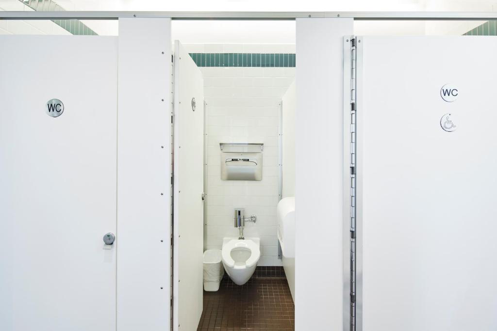HI New York City Hostel的一间浴室