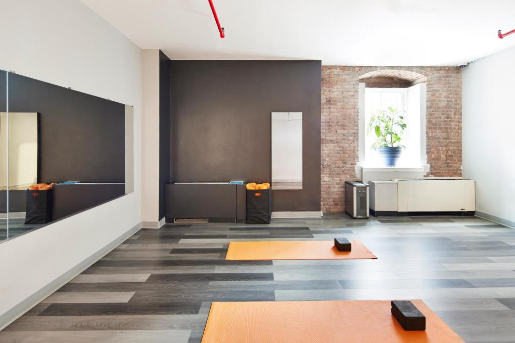 HI New York City Hostel的休息区