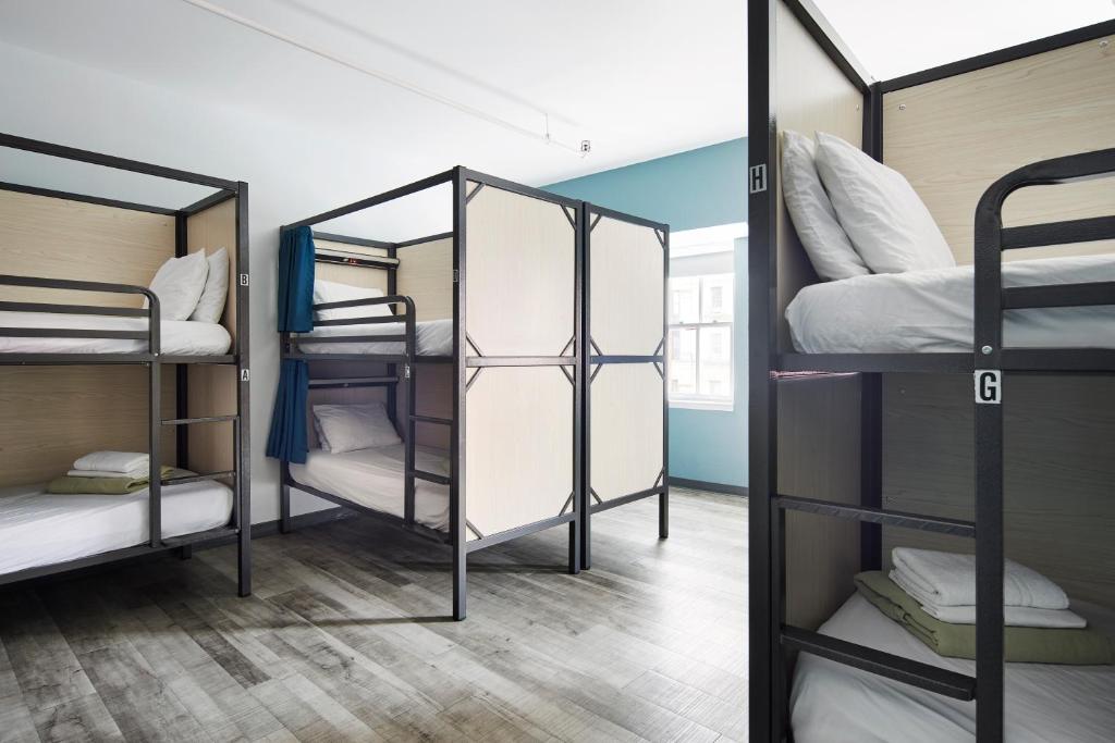 HI New York City Hostel客房内的一张或多张床位