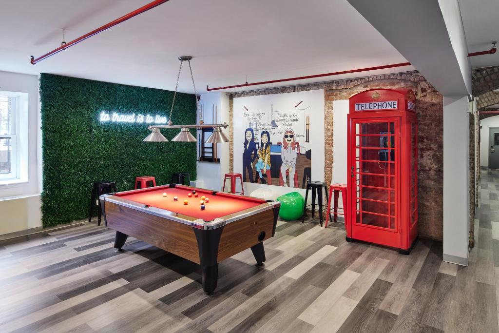 HI New York City Hostel内的一张台球桌