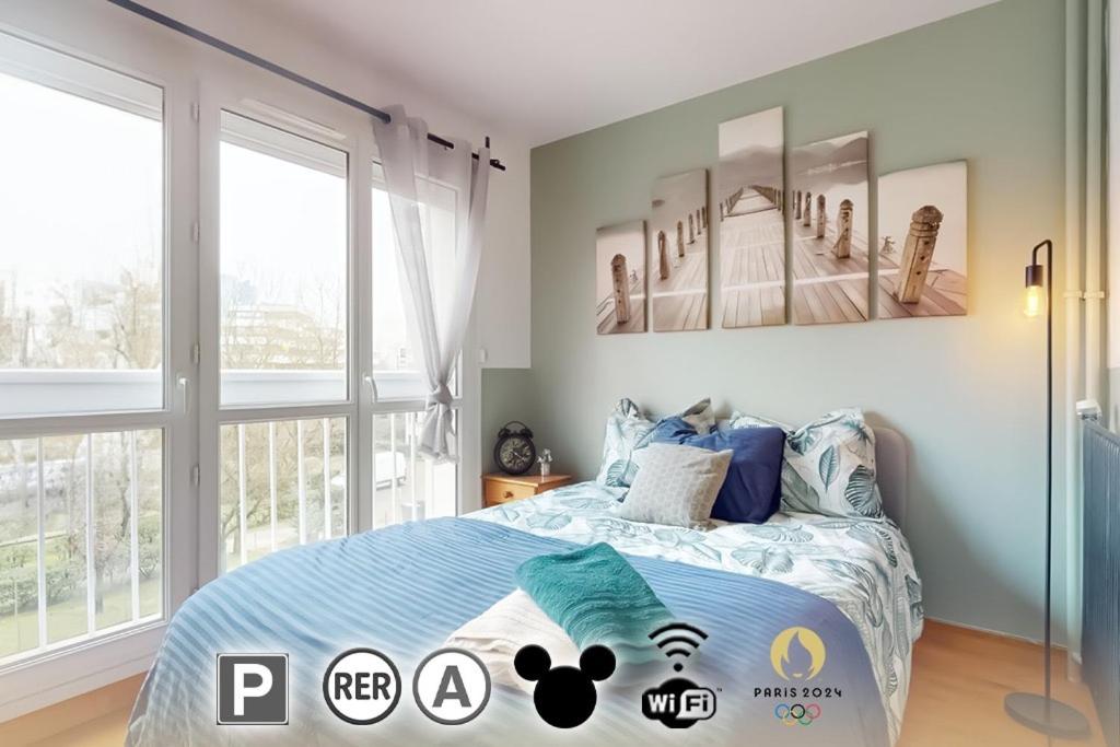 诺伊斯·勒·格兰德Proche Disney & Paris-2 min gare的一间卧室配有一张带蓝色床单和窗户的床。