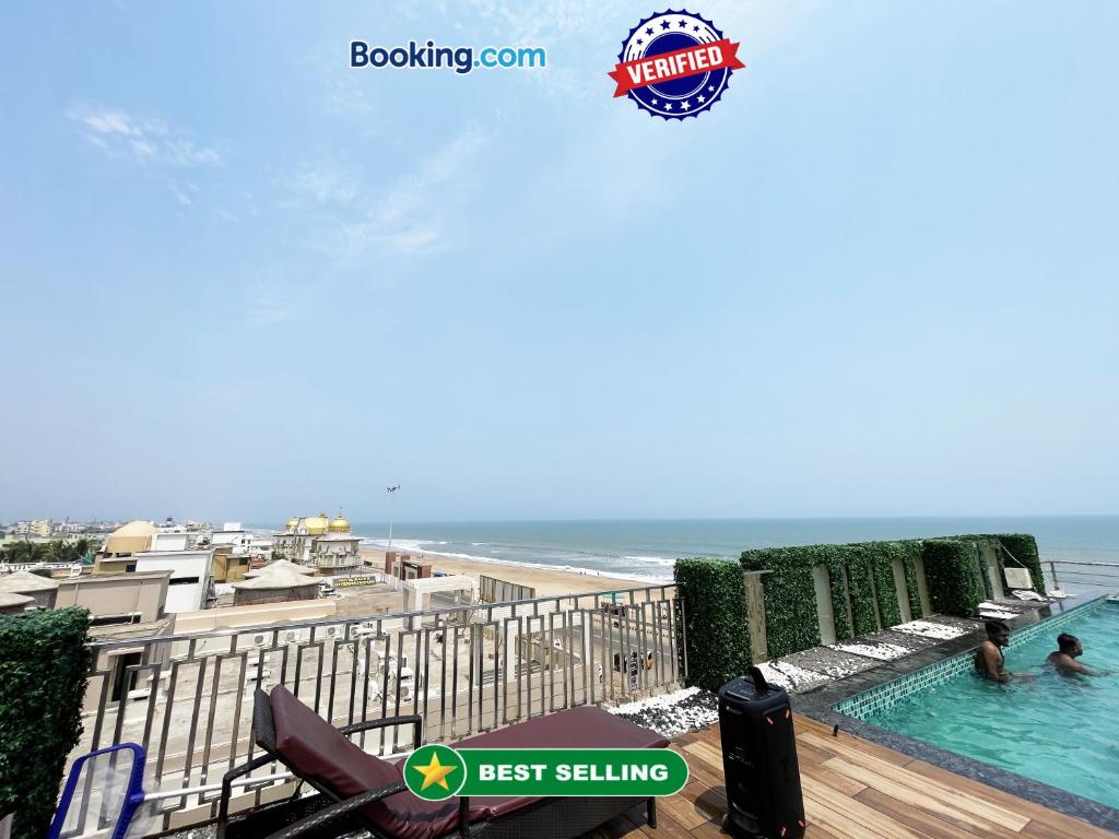 普里Hotel TBS sea view ! Puri Swimming-pool, fully-air-conditioned-hotel with-lift-and-parking-facility breakfast-included的从海滩房屋的阳台上可欣赏到海滩景色