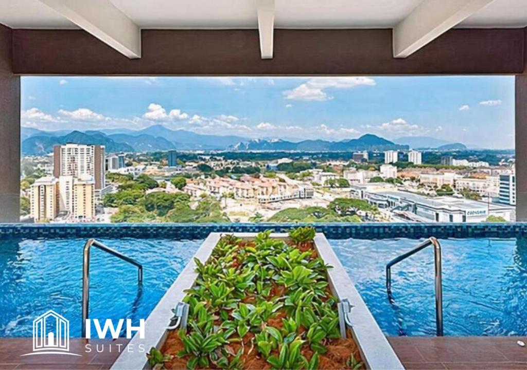 怡保Ipoh Horizon Skypool Town Suites 4-11pax by IWH Suites的享有城市景致的游泳池