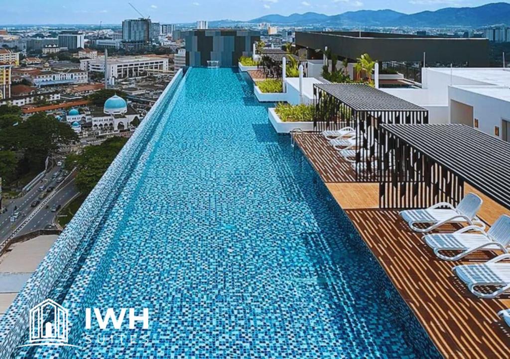 怡保Ipoh Horizon Skypool Town Suites 4-11pax by IWH Suites的大楼顶部的大型游泳池