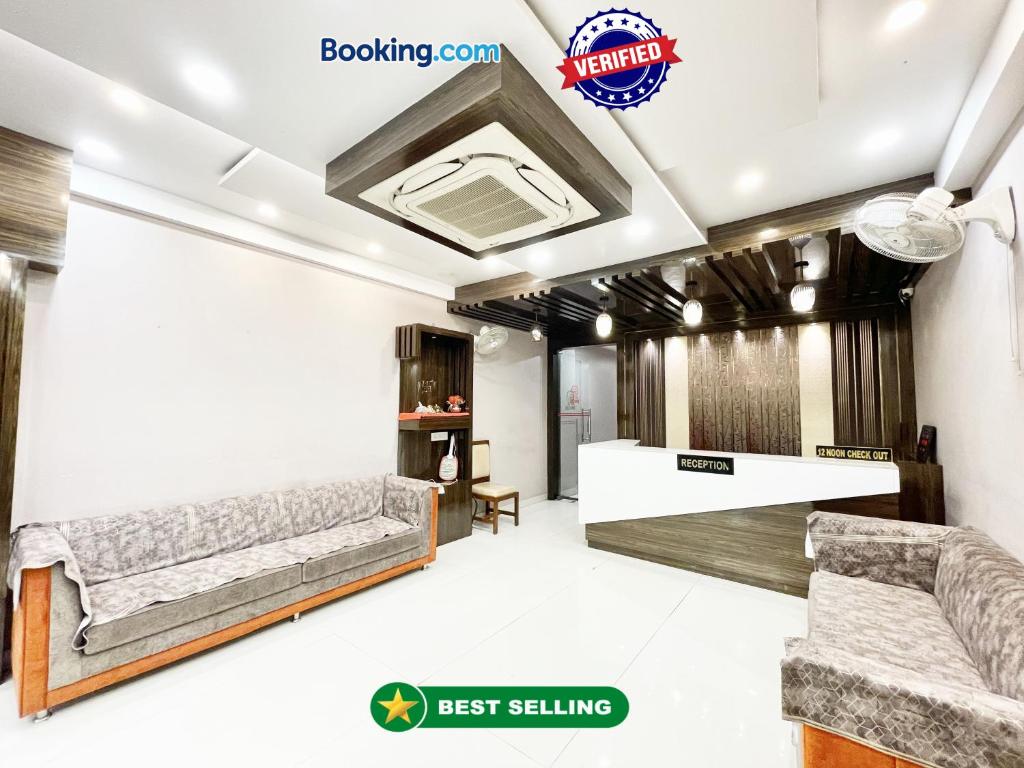 瓦拉纳西Hotel Nandini Palace ! Varanasi ! ! fully-Air-Conditioned-hotel family-friendly-hotel, near-Kashi-Vishwanath-Temple and Ganga ghat的建筑中最卖房的 ⁇ 染