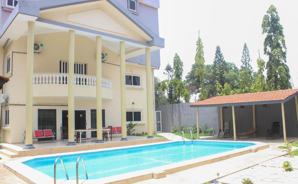 科托努Hotel BKBG Benin的别墅前设有游泳池