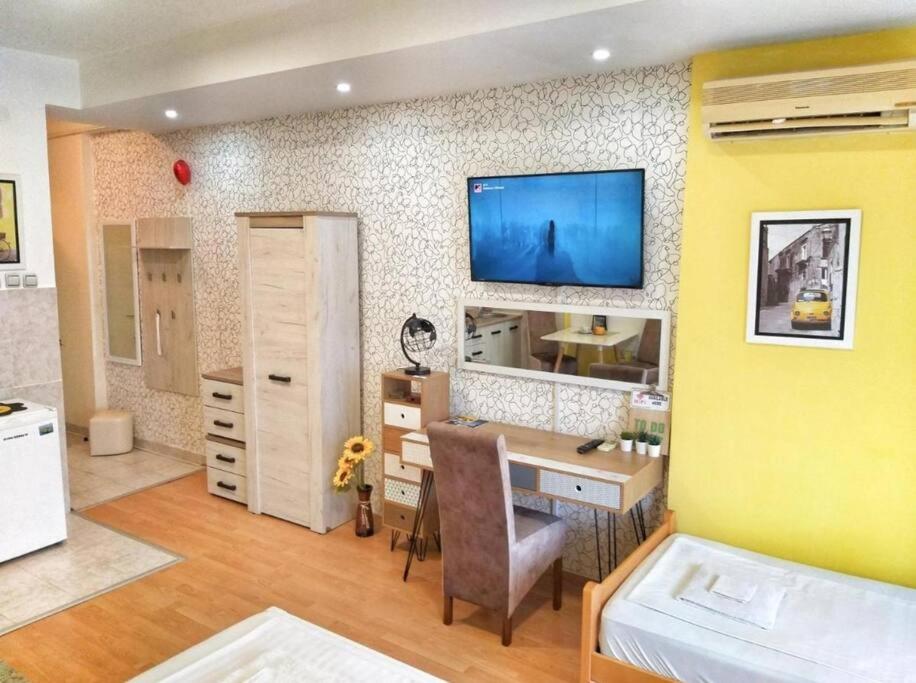 尼什Yellow Diamond的客房设有书桌和墙上的电视