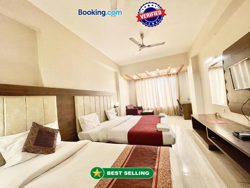 瓦拉纳西Hotel Rudraksh ! Varanasi ! fully-Air-Conditioned hotel at prime location with Parking availability, near Kashi Vishwanath Temple, and Ganga ghat的酒店客房配有两张床和一张书桌
