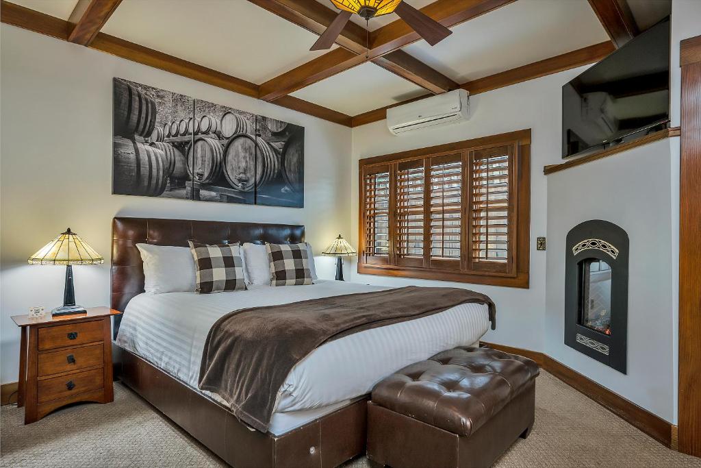 卡利斯托加卡利斯托加酒之路酒店的一间卧室设有一张大床和一个窗户。