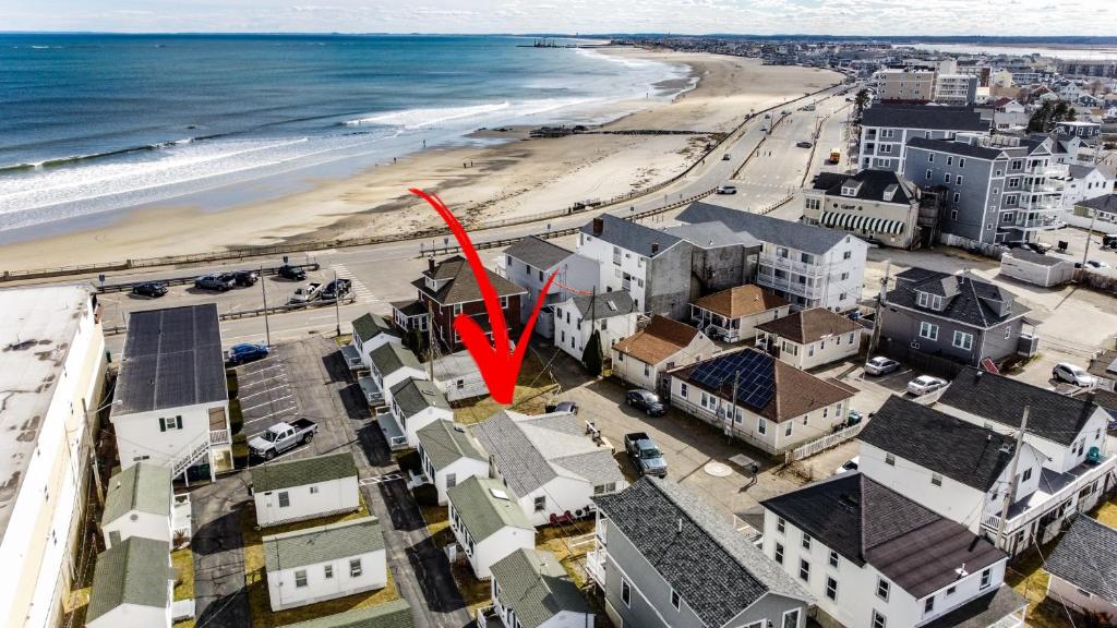 汉普顿Hampton Beach Seaside Villa Unit 1的红箭头的海滩空中景色