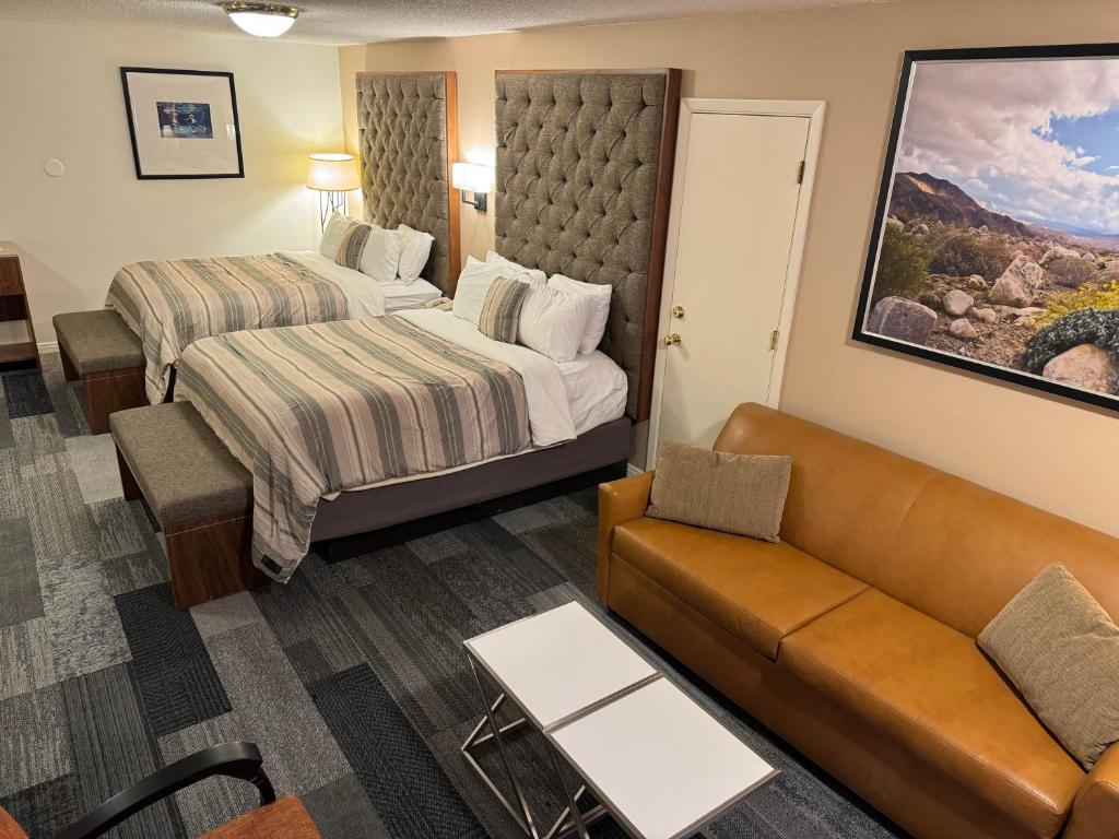 蒙蒂塞洛Abajo Lodge的酒店客房,配有床和沙发