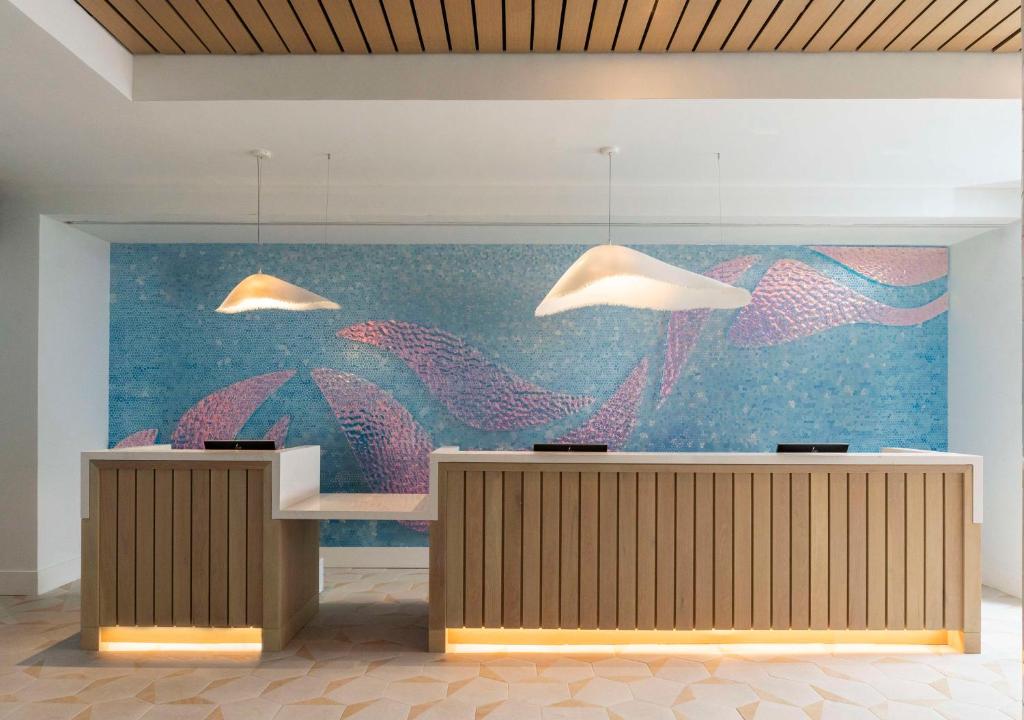 棕榈滩海岸The Singer Oceanfront Resort, Curio Collection by Hilton的墙上有一幅大幅鱼画