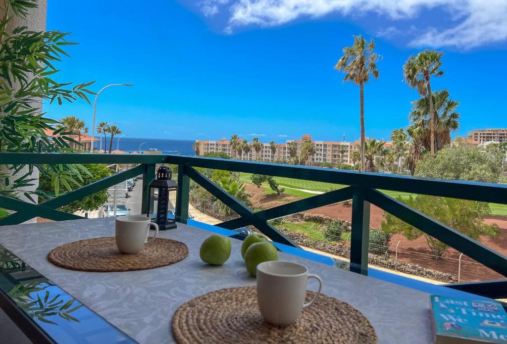 圣米格尔德阿沃纳Paz Ocean View, Air condition, Wifi, Heated pool的阳台上的桌子和2杯