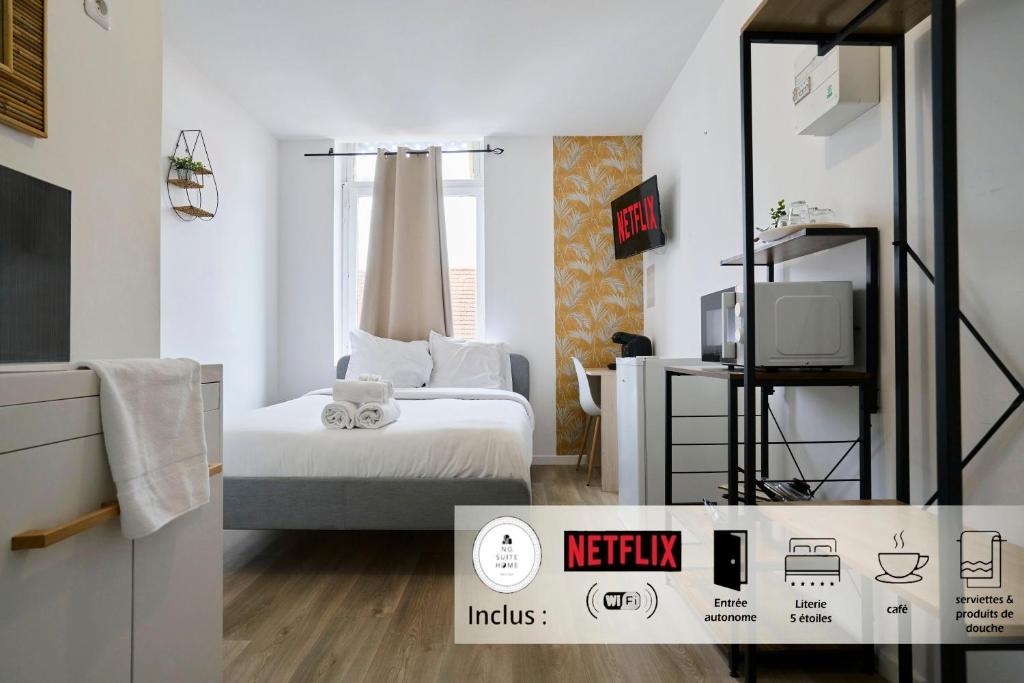 鲁贝NG SuiteHome l Lille l Roubaix Gare l Cassel - Netflix - Wifi的一间酒店客房,配有一张床和一台电视
