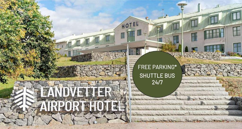 兰德维特Landvetter Airport Hotel, Best Western Premier Collection的建筑物前有标志的建筑物