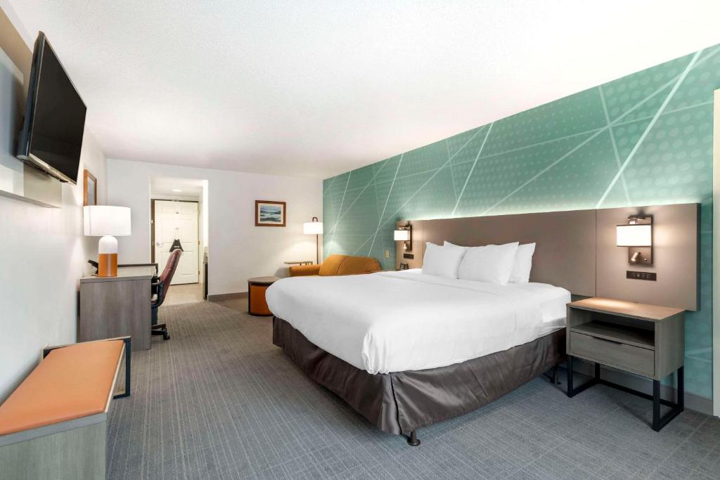 乔治湖Comfort Inn & Suites的酒店客房设有一张大床和一张书桌。