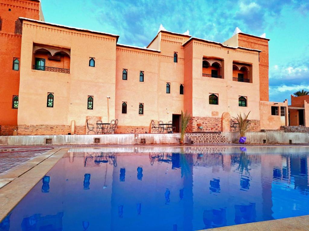 瓦尔扎扎特古堡卡斯巴酒店的一座建筑前面设有游泳池